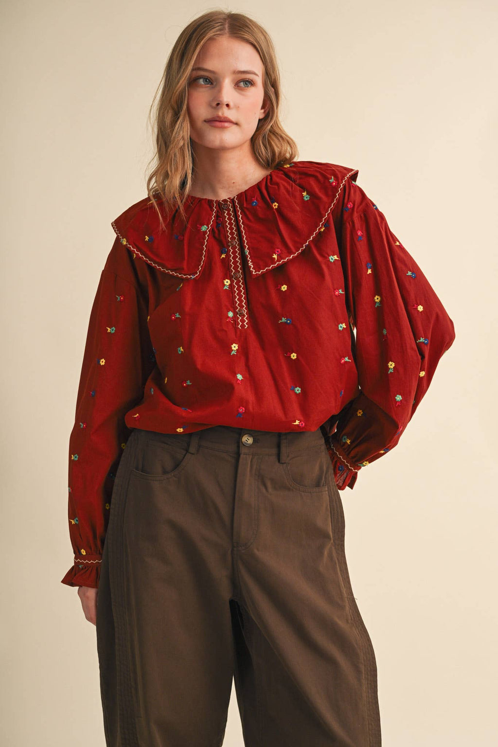 EMBROIDERED FLORAL OVERSIZED COLLAR BUTTON DOWN TOP MTP5153: CREAM / L