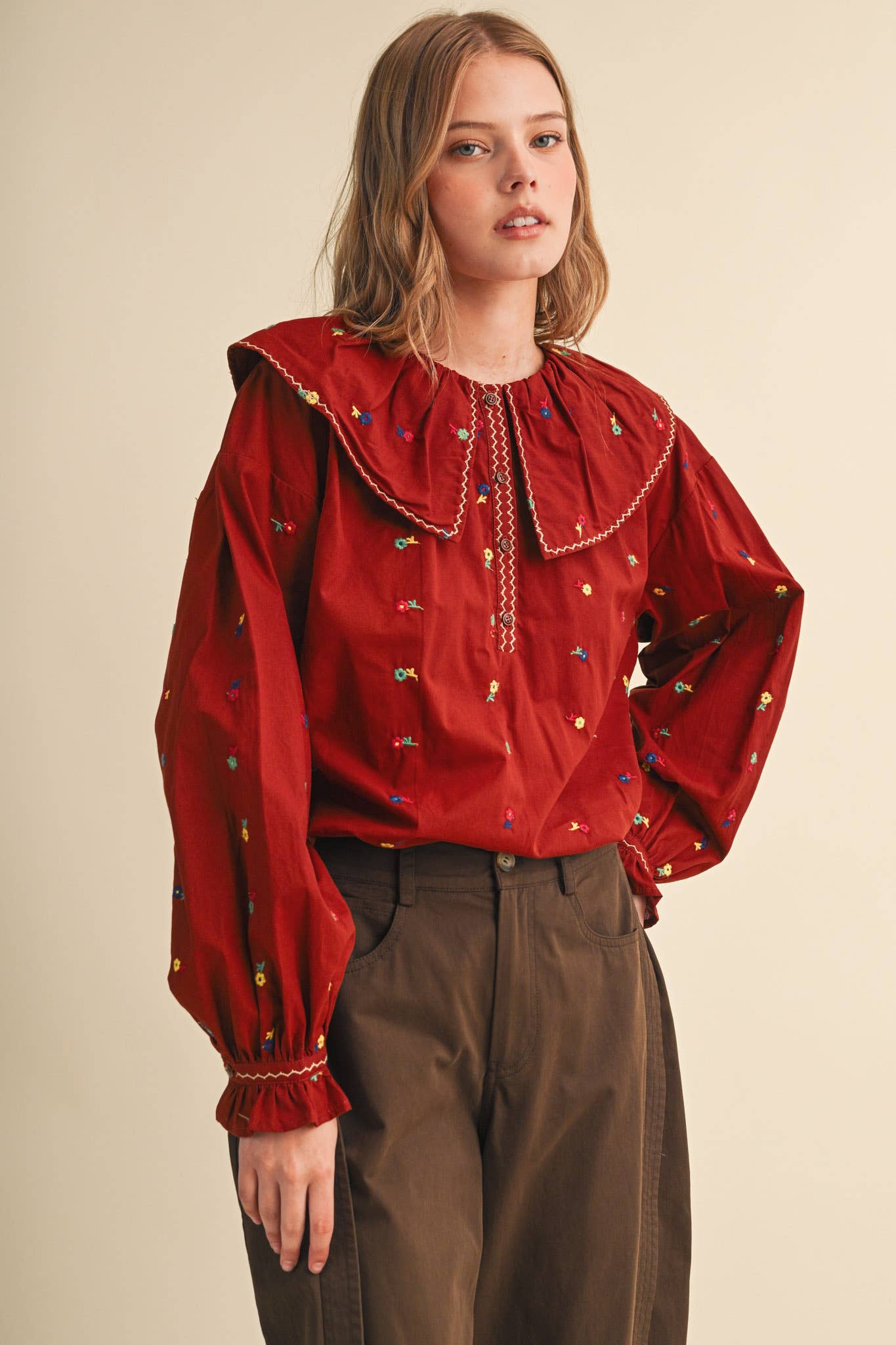 EMBROIDERED FLORAL OVERSIZED COLLAR BUTTON DOWN TOP MTP5153: CREAM / L