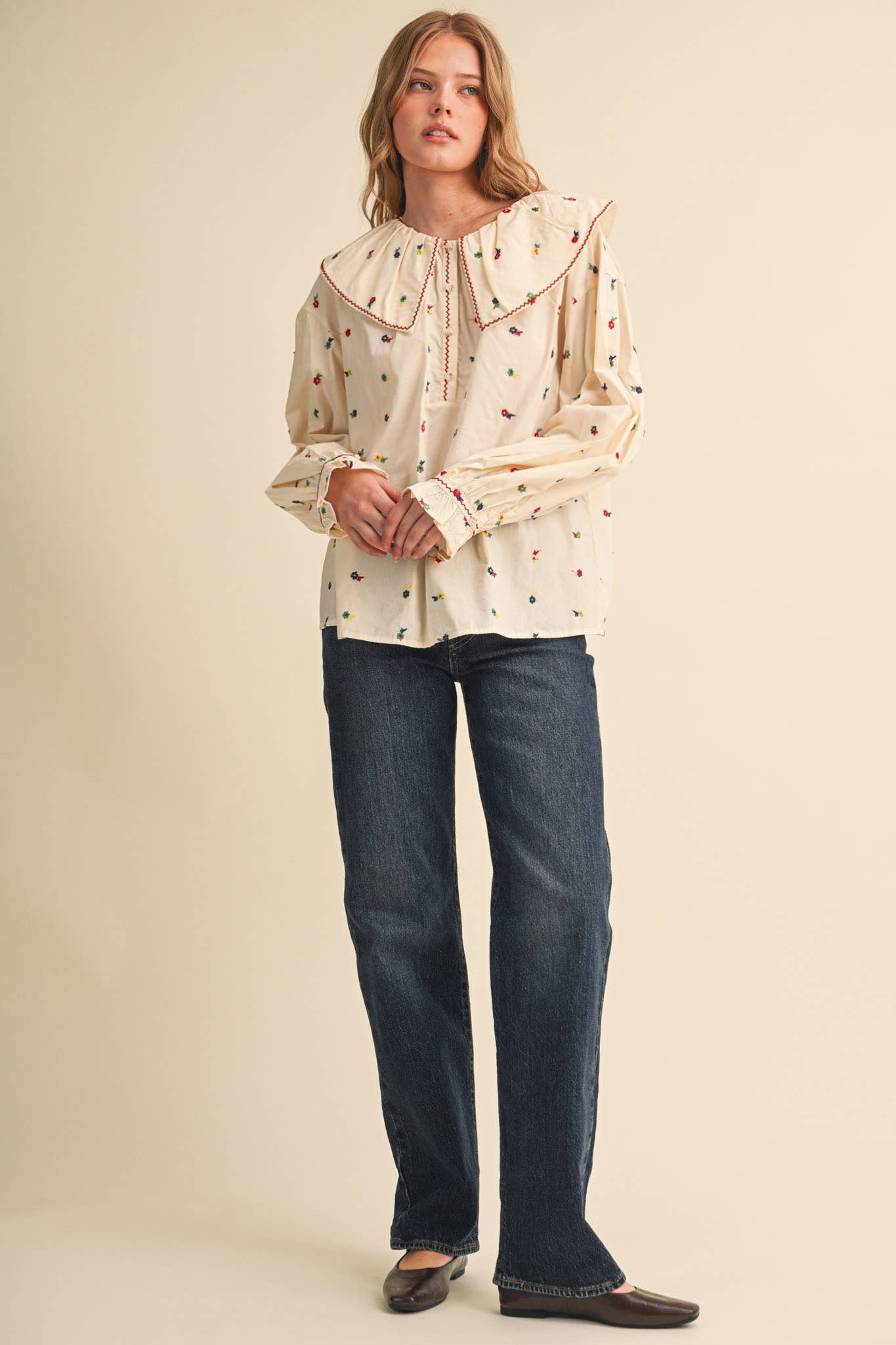 EMBROIDERED FLORAL OVERSIZED COLLAR BUTTON DOWN TOP MTP5153: CREAM / L
