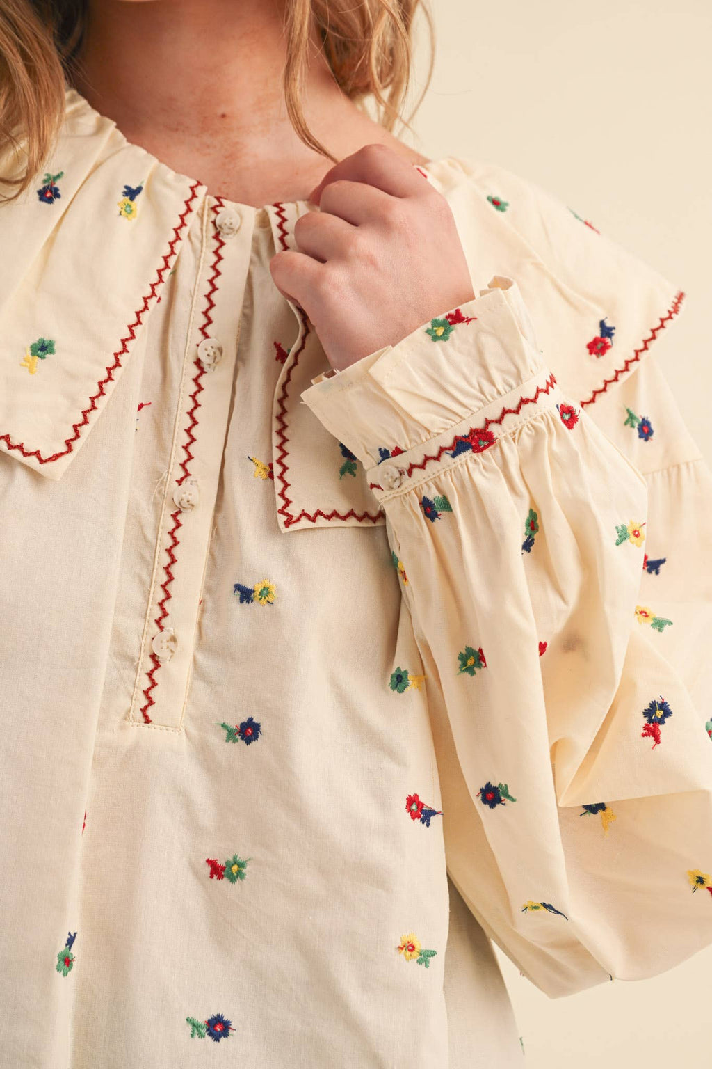 EMBROIDERED FLORAL OVERSIZED COLLAR BUTTON DOWN TOP MTP5153: CREAM / L
