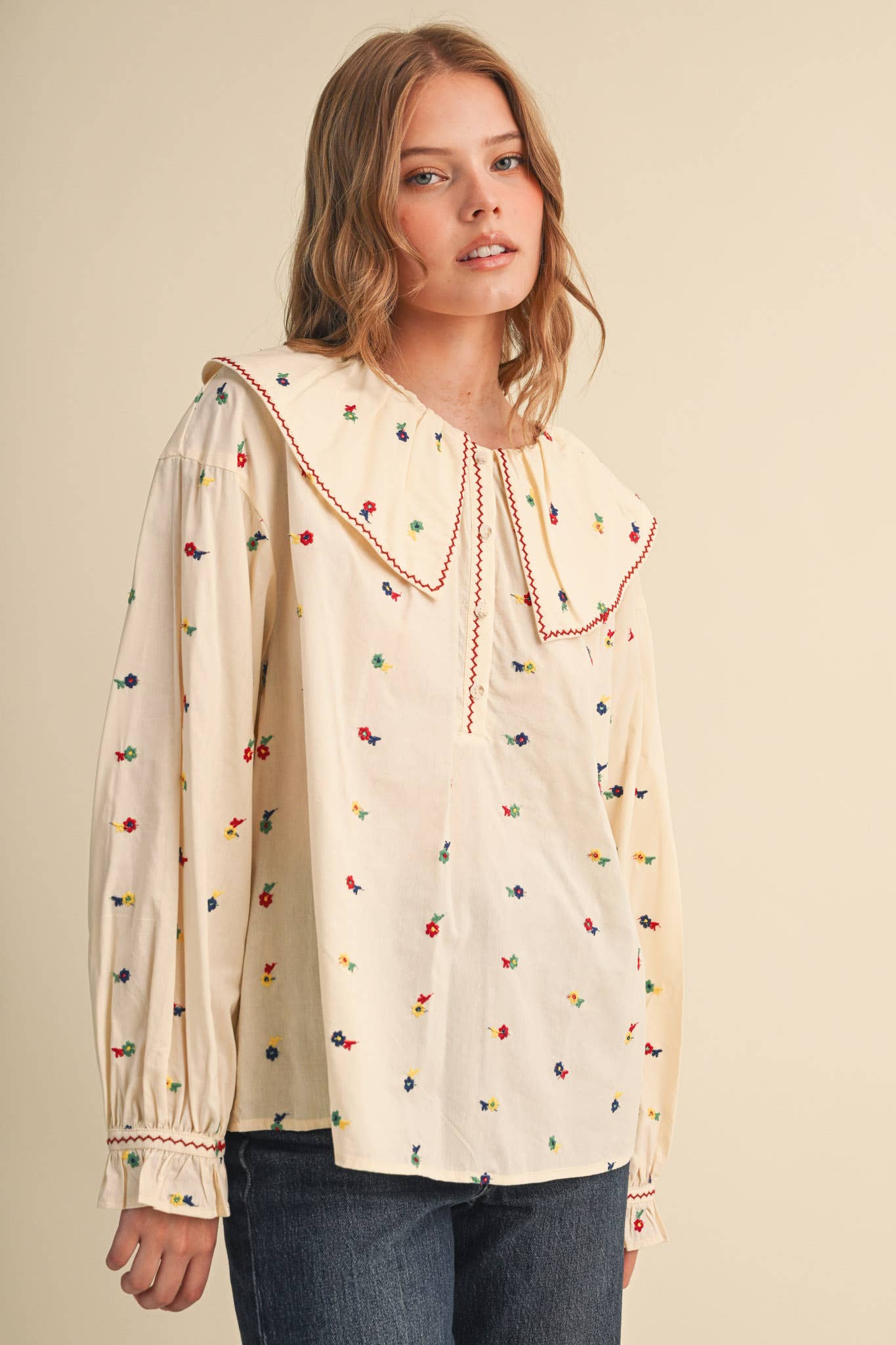 EMBROIDERED FLORAL OVERSIZED COLLAR BUTTON DOWN TOP MTP5153: CREAM / L