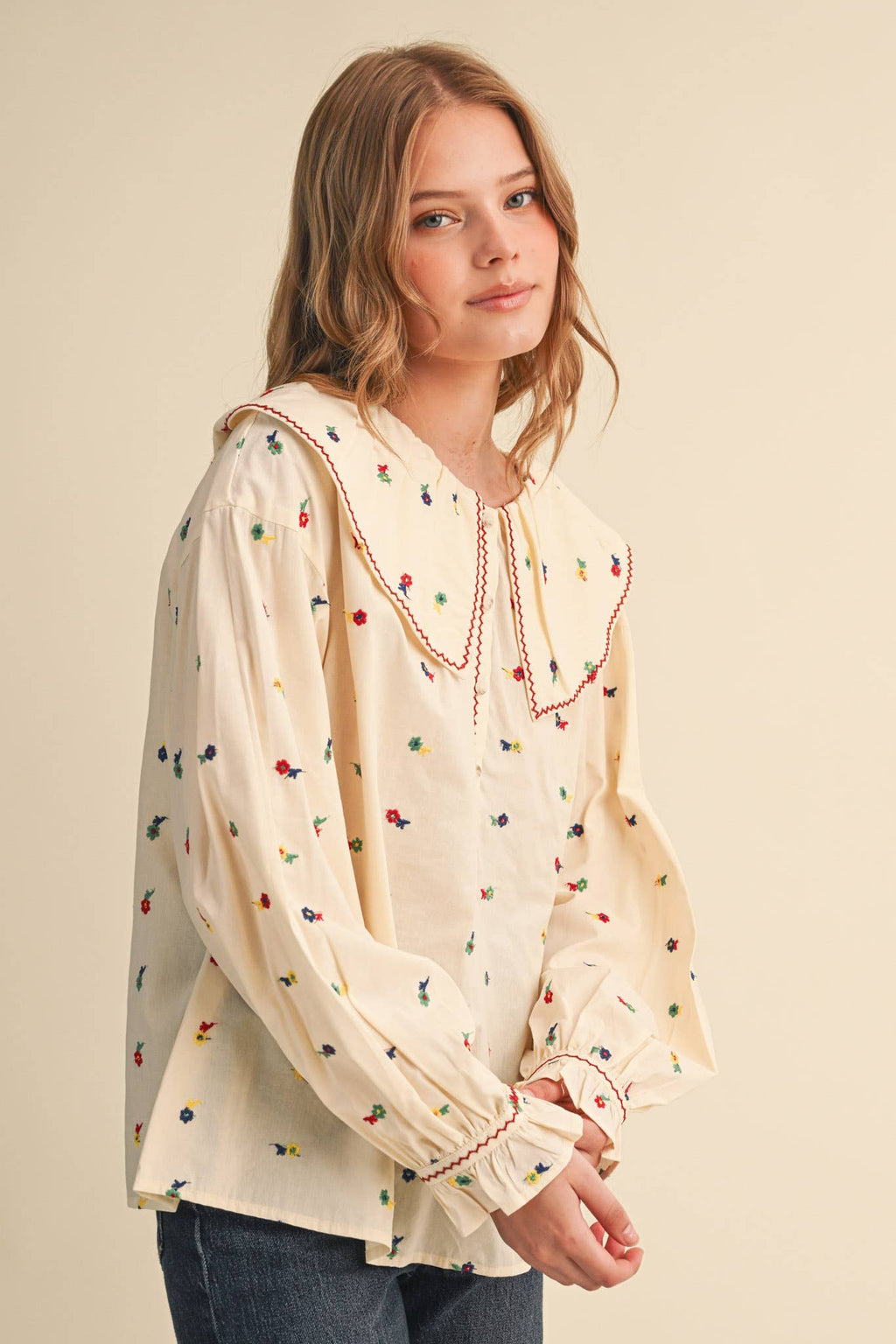EMBROIDERED FLORAL OVERSIZED COLLAR BUTTON DOWN TOP MTP5153: CREAM / L