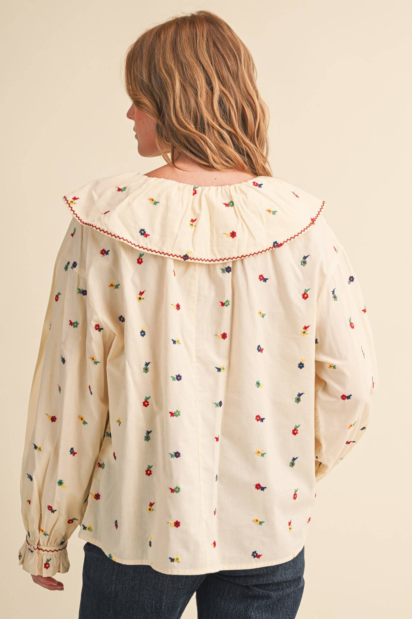 EMBROIDERED FLORAL OVERSIZED COLLAR BUTTON DOWN TOP MTP5153: CREAM / L