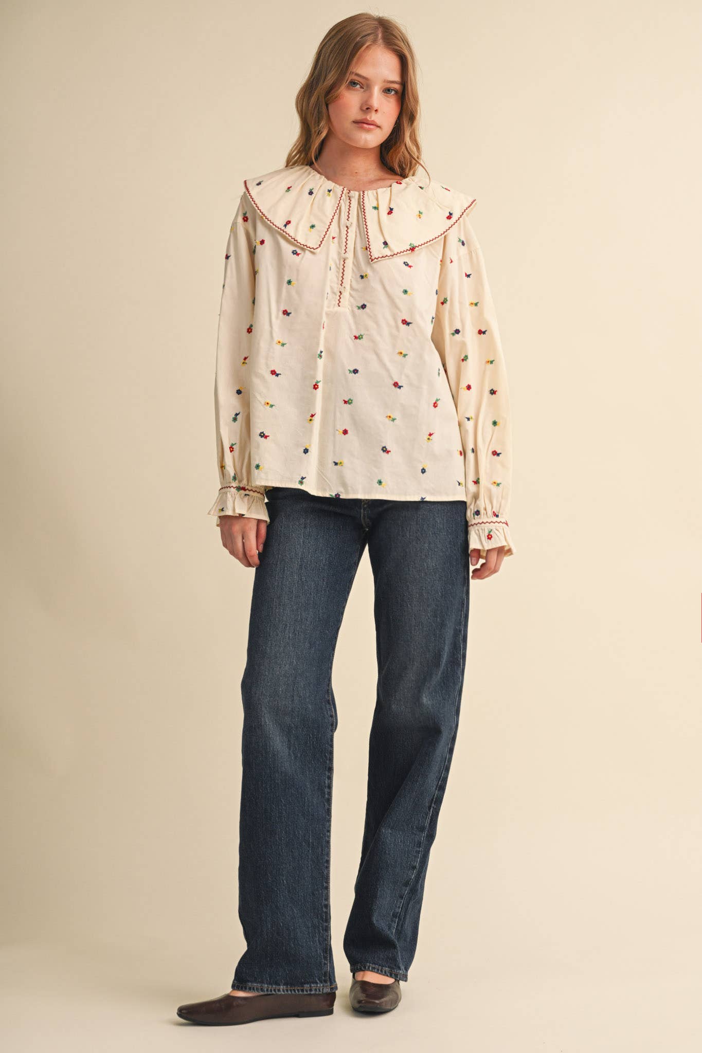 EMBROIDERED FLORAL OVERSIZED COLLAR BUTTON DOWN TOP MTP5153: CREAM / L