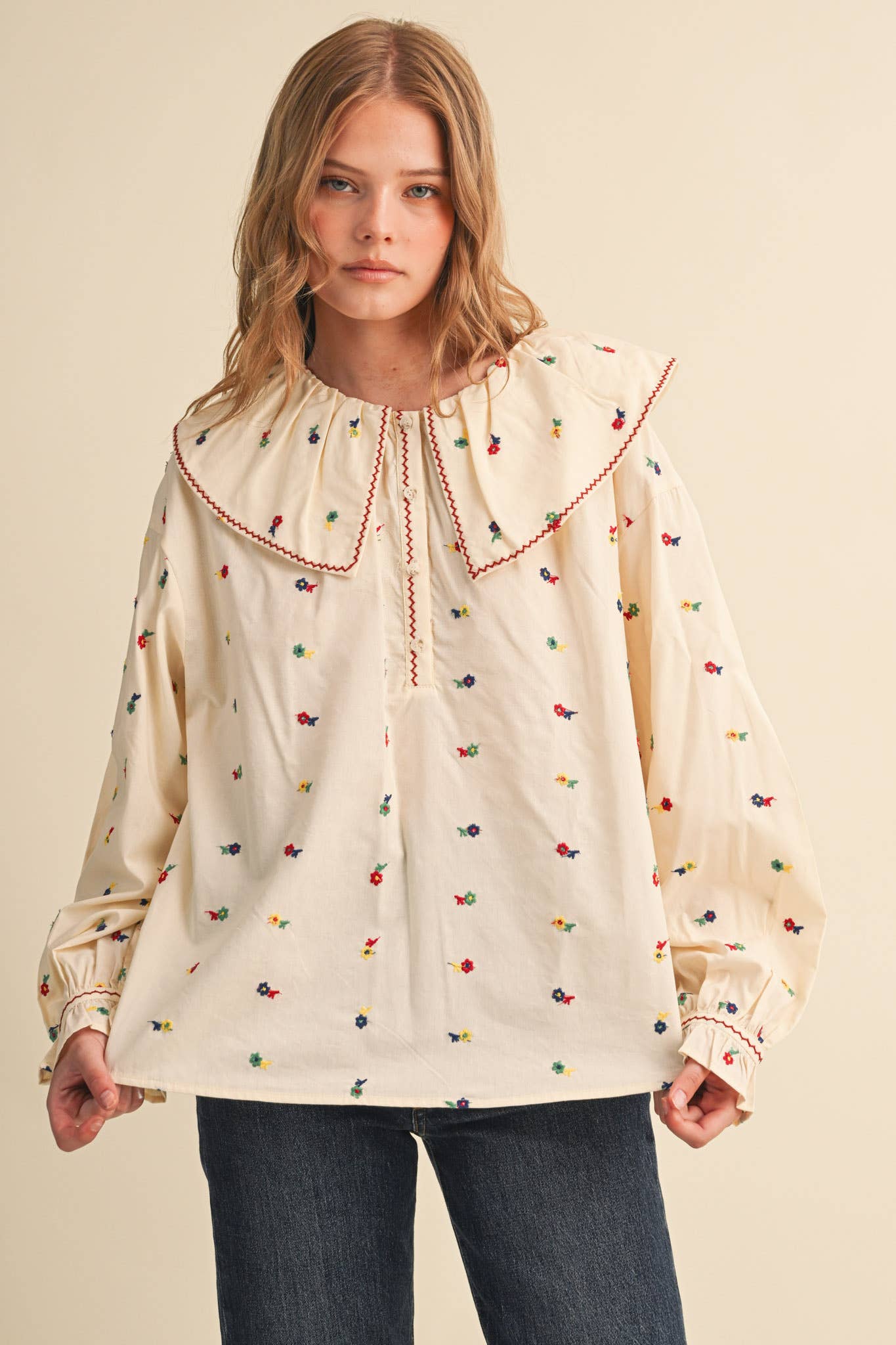 EMBROIDERED FLORAL OVERSIZED COLLAR BUTTON DOWN TOP MTP5153: CREAM / L