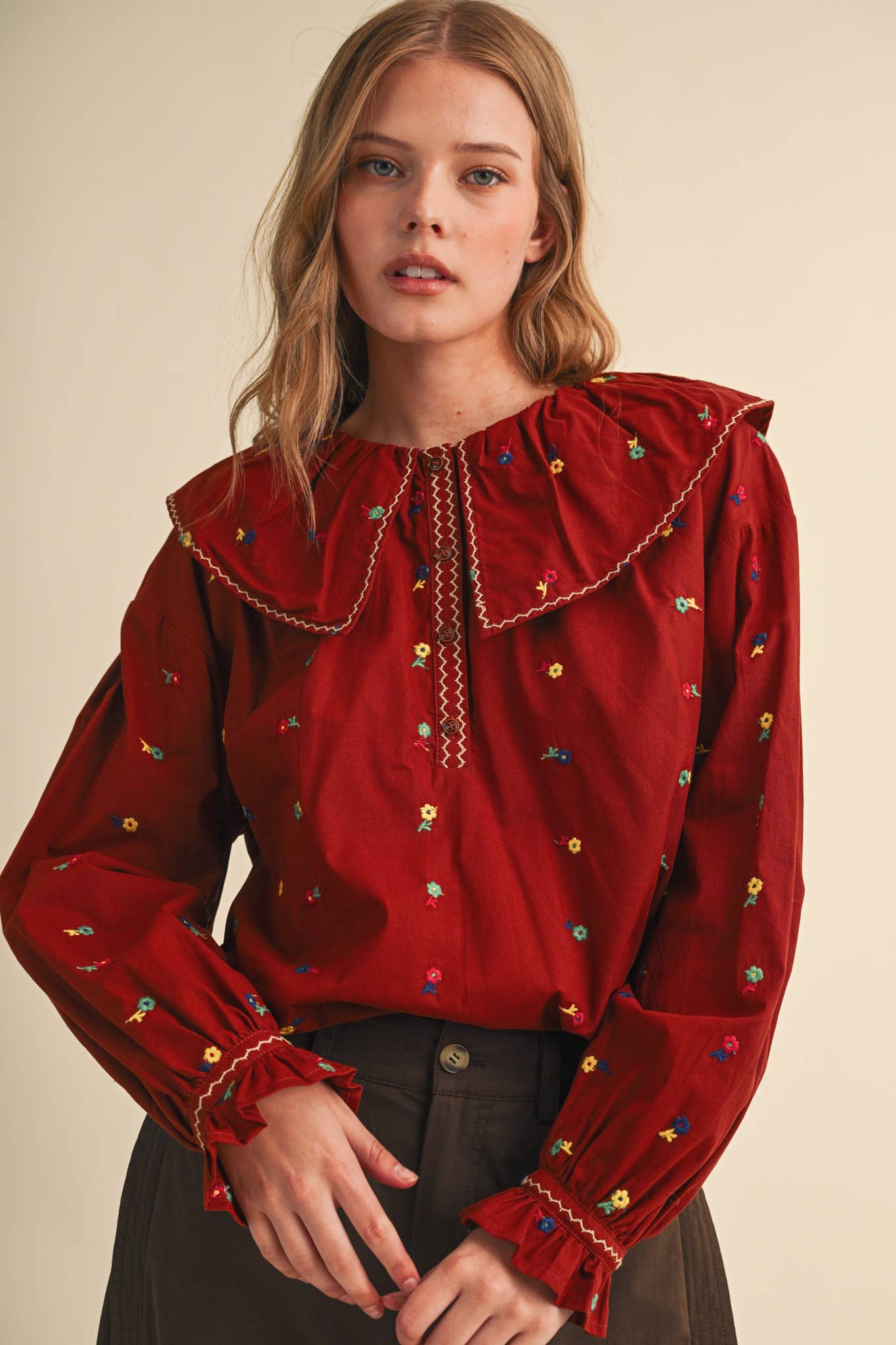 EMBROIDERED FLORAL OVERSIZED COLLAR BUTTON DOWN TOP MTP5153: CREAM / L