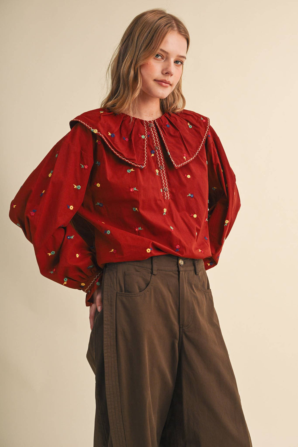 EMBROIDERED FLORAL OVERSIZED COLLAR BUTTON DOWN TOP MTP5153: CREAM / L